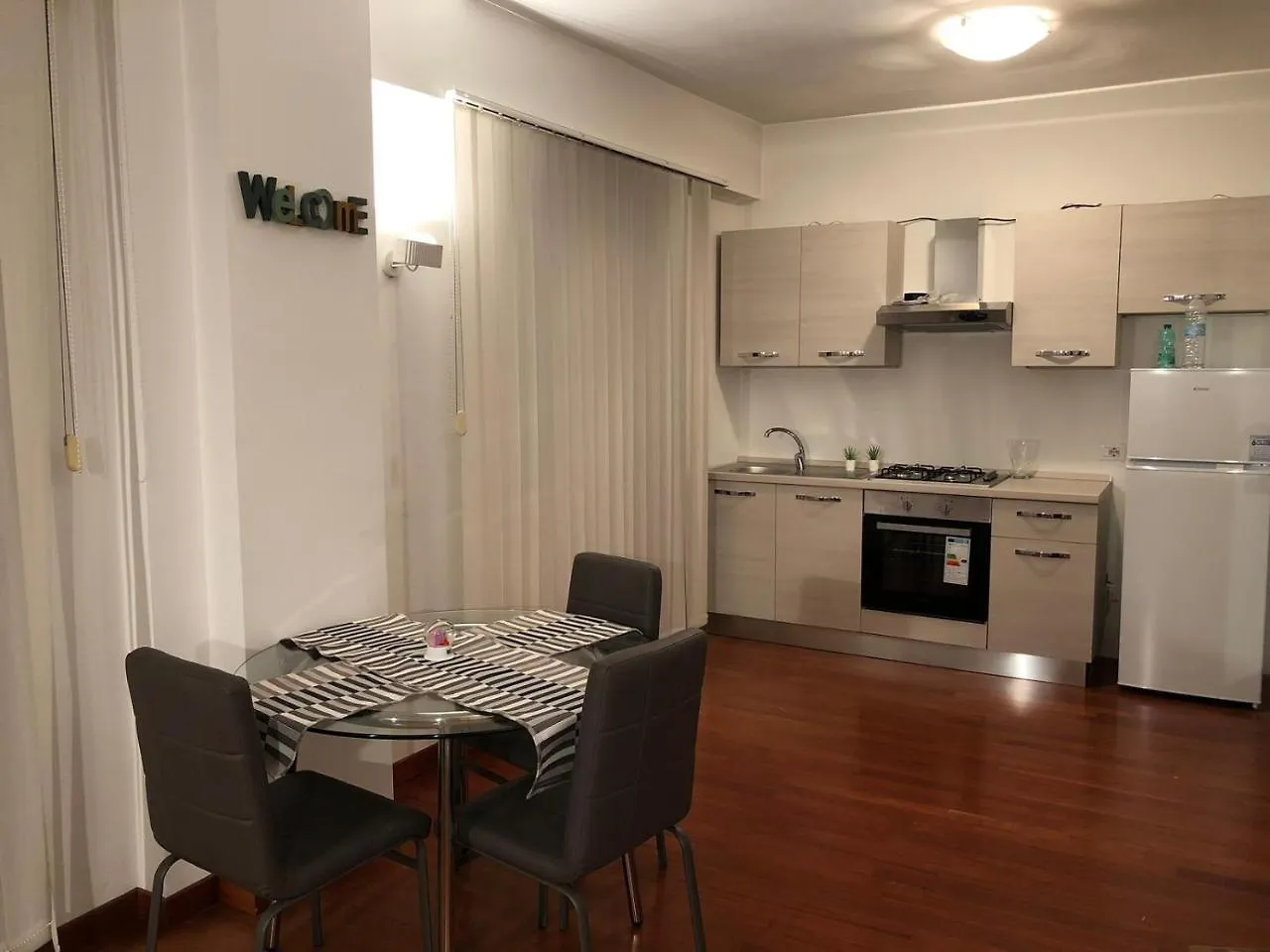 Central Deluxe Apartment Милан